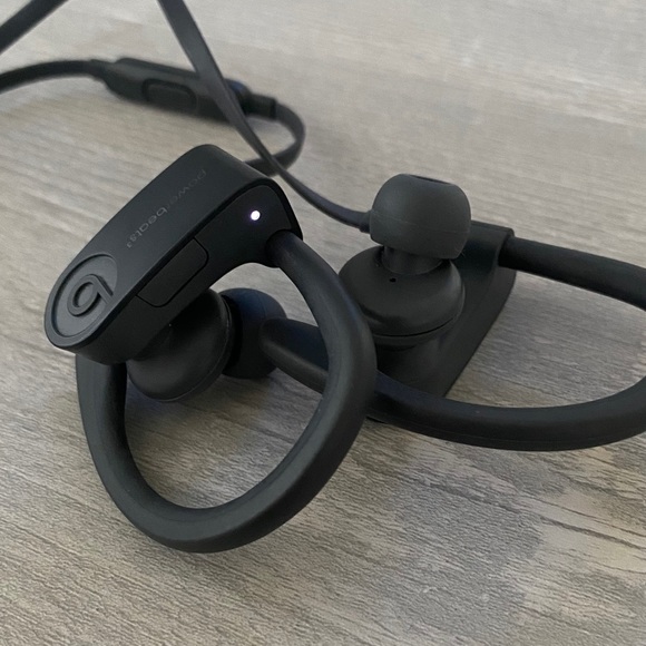 Gray Wireless Power Beats3 - Picture 4 of 4